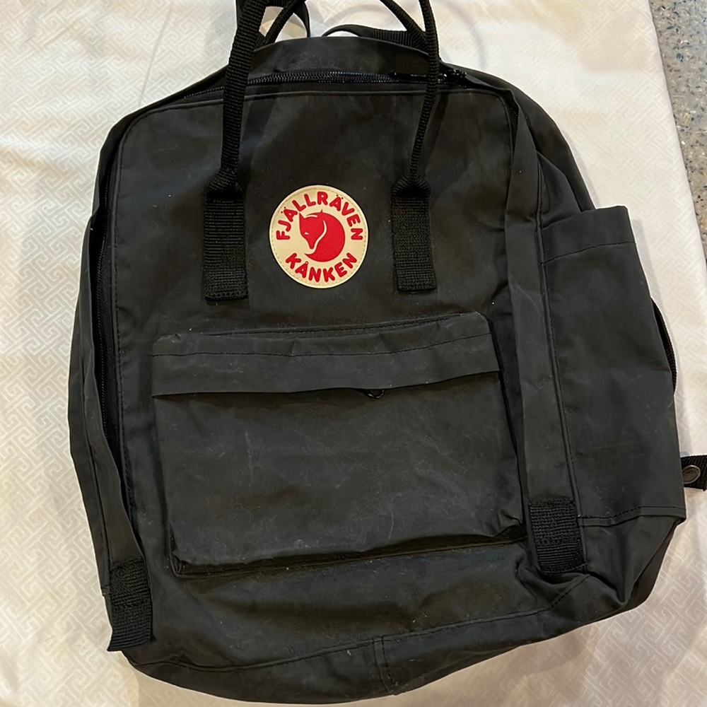 Black fjallraven kanken back pack
